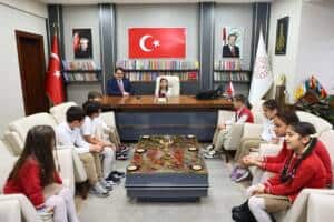 Buyuk 2 1 1 Adapazarı Osmanbey İlkokulu Öğrencilerinden 23 Nisan’da İl Millî Eğitim Müdürlüğüne Temsili Ziyaret