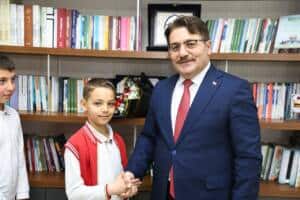 Buyuk 4 1 Adapazarı Osmanbey İlkokulu Öğrencilerinden 23 Nisan’da İl Millî Eğitim Müdürlüğüne Temsili Ziyaret