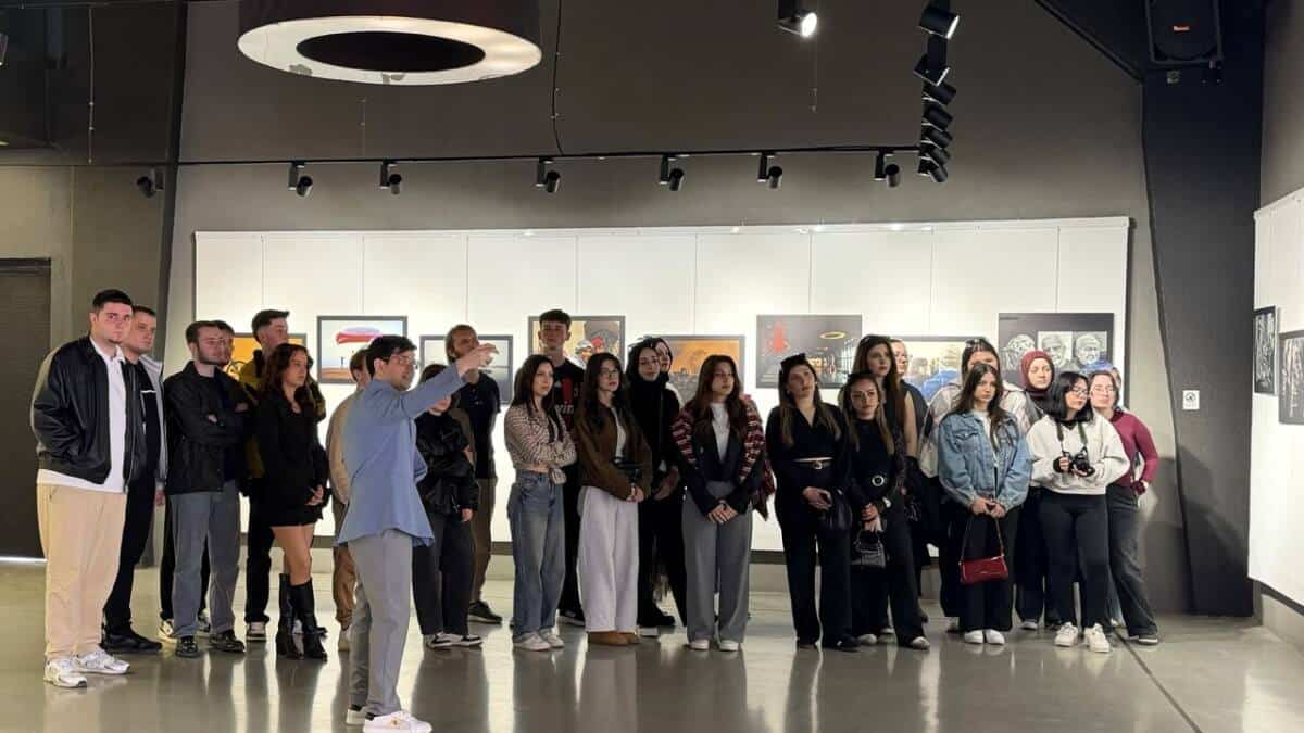 SUBÜ Sakarya MYO Öğrencileri Fotoğraf Derslerini İhsan Korkut Sergisinde Uygulamalı Olarak İşledi