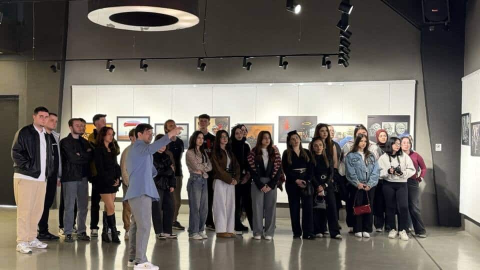 SUBÜ Sakarya MYO Öğrencileri Fotoğraf Derslerini İhsan Korkut Sergisinde Uygulamalı Olarak İşledi