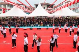 alemdar miniklerin 23 nisan coskusuna ortak oldu tum cocuklarimizin bayrami kutlu olsun 6cbe51d4 Başkan Yusuf Alemdar, Arifiye’deki 23 Nisan Kutlamalarına Katıldı