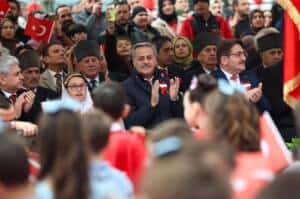 alemdar miniklerin 23 nisan coskusuna ortak oldu tum cocuklarimizin bayrami kutlu olsun b0526ab3 Başkan Yusuf Alemdar, Arifiye’deki 23 Nisan Kutlamalarına Katıldı