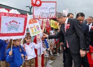 alemdar miniklerin 23 nisan coskusuna ortak oldu tum cocuklarimizin bayrami kutlu olsun e85a168e Başkan Yusuf Alemdar, Arifiye’deki 23 Nisan Kutlamalarına Katıldı