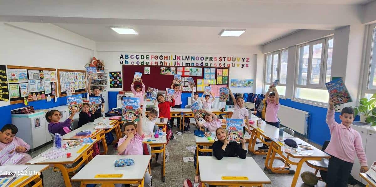 Sakarya'da Bilim Tohumları Projesiyle Öğrencilere TÜBİTAK Bilim Çocuk Dergisi Dağıtıldı