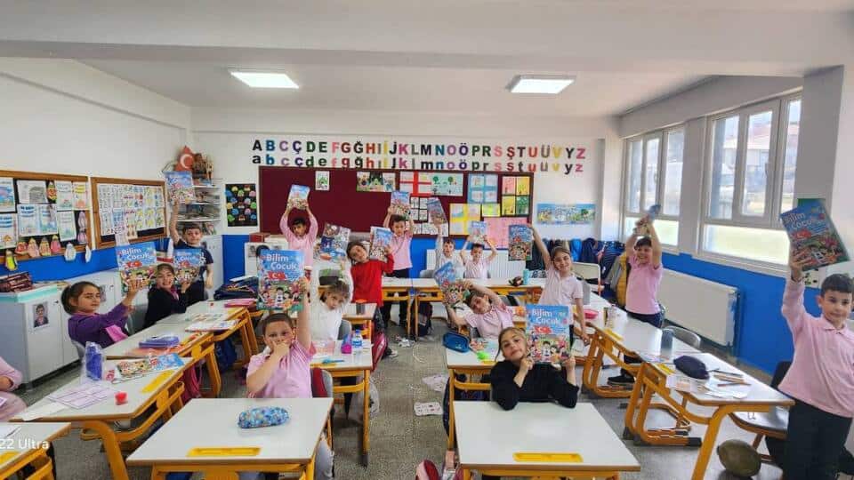 Sakarya'da Bilim Tohumları Projesiyle Öğrencilere TÜBİTAK Bilim Çocuk Dergisi Dağıtıldı
