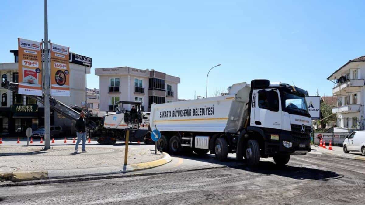 Sakarya Büyükşehir Belediyesi'nden Yoğun Güzergahlarda Asfalt Sezonu Öncesi Yol İyileştirmesi