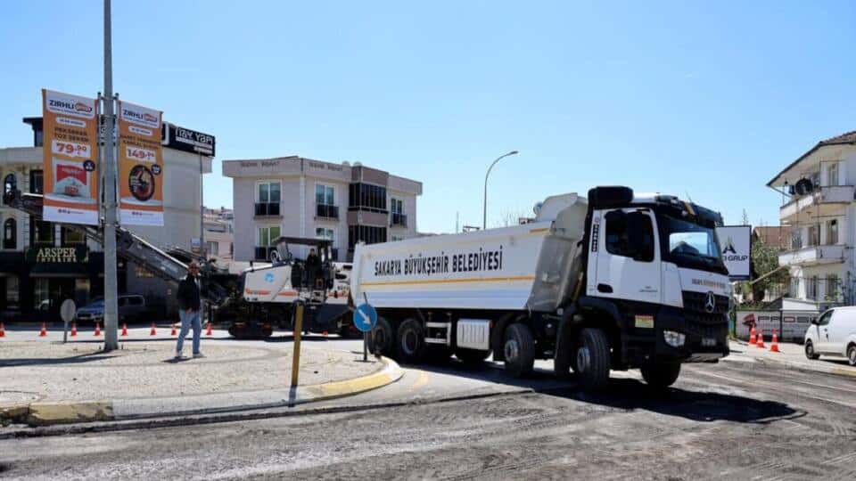 Sakarya Büyükşehir Belediyesi'nden Yoğun Güzergahlarda Asfalt Sezonu Öncesi Yol İyileştirmesi