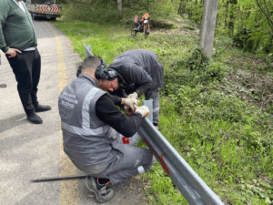 buyuksehirden hendekte ulasim guvenligini artiran calisma 52ff5b8b Hendek Hicriye Mahallesi’nde Yol Güvenliği İçin Çelik Bariyer Montajı Gerçekleştirildi