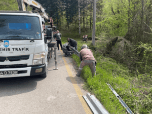 Hendek Hicriye Mahallesi’nde Yol Güvenliği İçin Çelik Bariyer Montajı Gerçekleştirildi