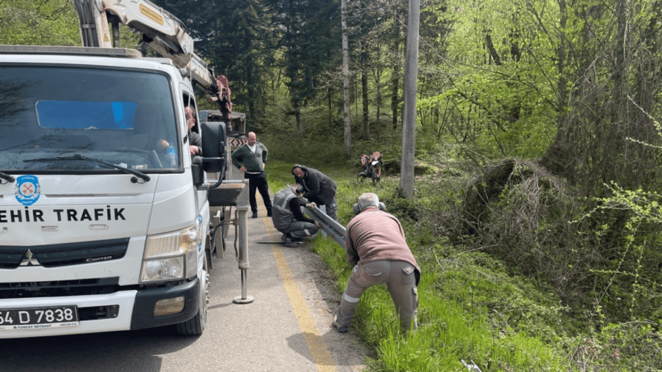 Hendek Hicriye Mahallesi’nde Yol Güvenliği İçin Çelik Bariyer Montajı Gerçekleştirildi