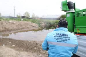 ekip sahaya indi sehrin her karisinda mucadele basladi 15a19955 1 Sakarya Büyükşehir’den Şehrin Tamamında Haşere ve Zararlılarla Etkin Mücadele