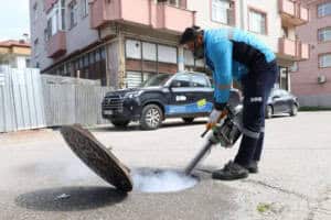 ekip sahaya indi sehrin her karisinda mucadele basladi 570f9803 1 Sakarya Büyükşehir’den Şehrin Tamamında Haşere ve Zararlılarla Etkin Mücadele