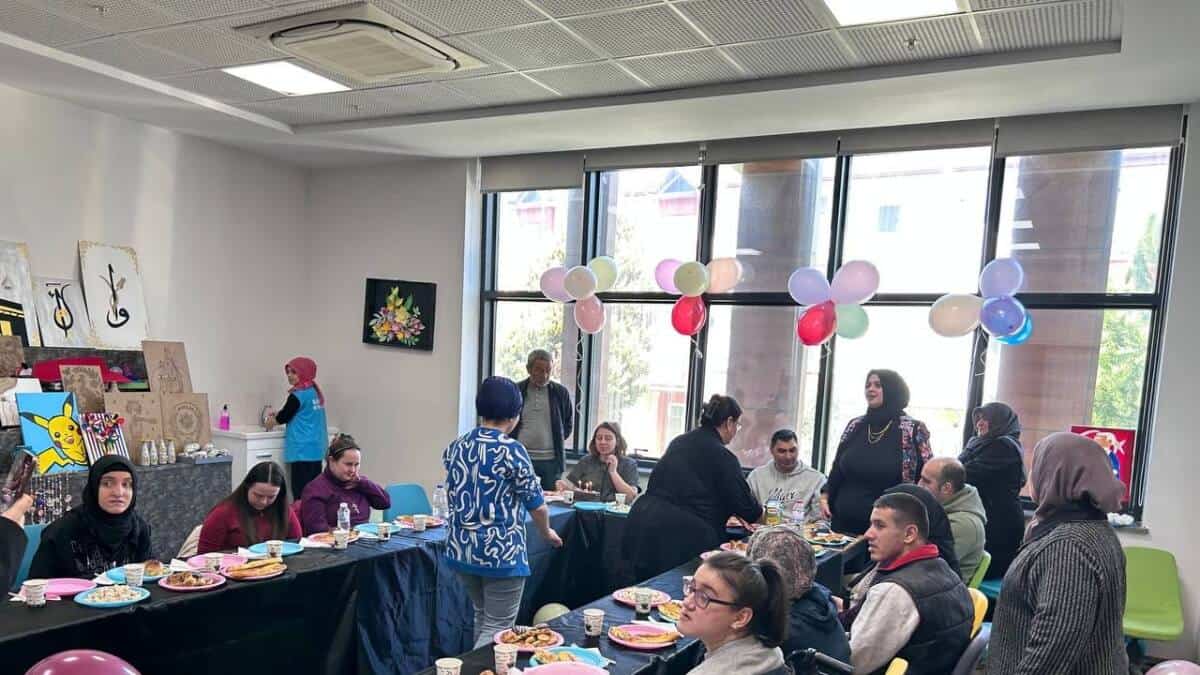 Karasu Sosyal Gelişim Merkezi’nde Özel Bireyler İçin Anlamlı Doğum Günü Programı Düzenlendi