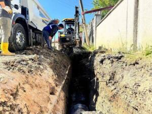 serdivanda dev altyapi hamlesi turkoglu caddesine yeni yagmur suyu hatti 7ca0089b Serdivan Aralık Mahallesi Türkoğlu Caddesi’nde Yağmur Suyu Altyapısı Yenileniyor