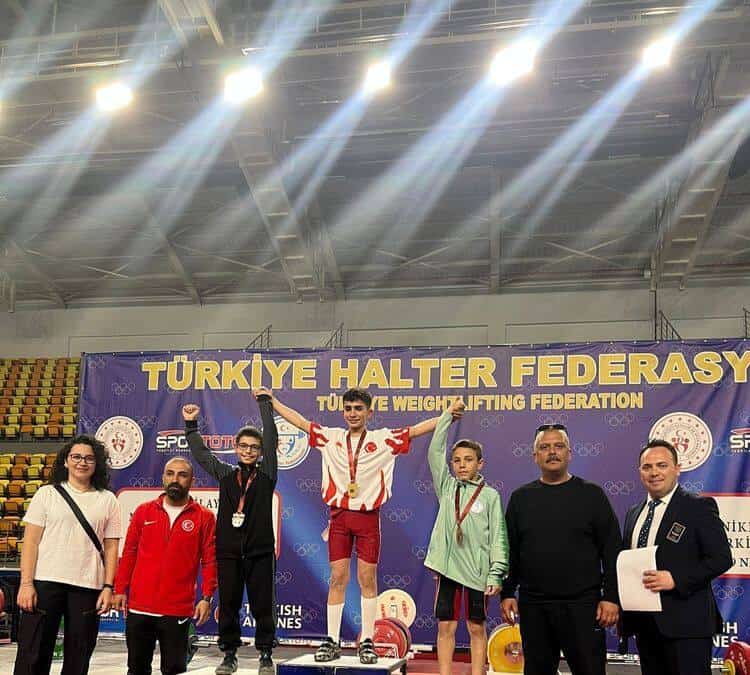 Serdivan Belediyesi Sporcusu Muhammed Asım Ay Minikler Halter Şampiyonası’nda Türkiye İkincisi Oldu