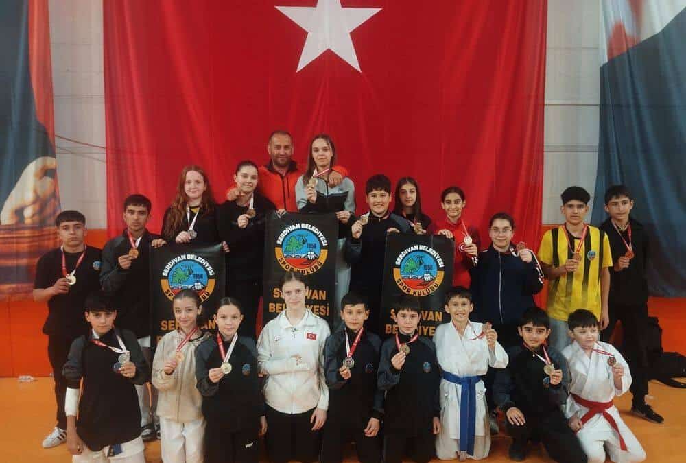 Serdivanlı Karateciler Geyve’deki 23 Nisan Şampiyonası’ndan 25 Madalya ile Döndü
