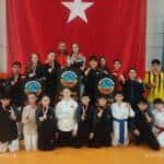 Serdivanlı Karateciler Geyve’deki 23 Nisan Şampiyonası’ndan 25 Madalya ile Döndü