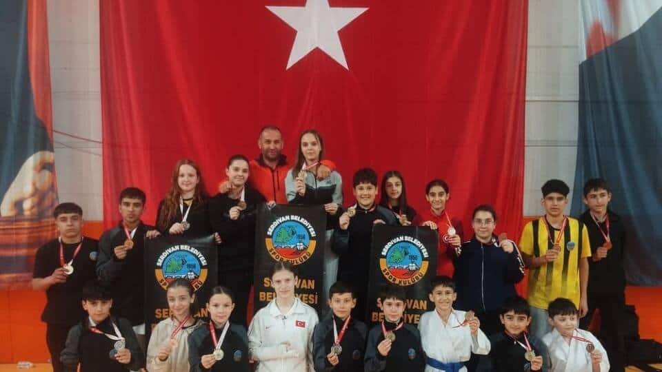 Serdivanlı Karateciler Geyve’deki 23 Nisan Şampiyonası’ndan 25 Madalya ile Döndü