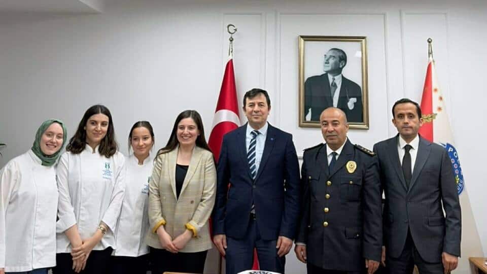 Sapanca’da Öğrencilerden Emniyet Müdürlüğüne 181. Yıl Kutlama Ziyareti