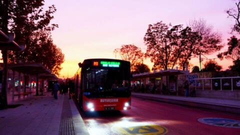 Sakarya’da Metrobüs Hatlarında Gece Seferleri Uygulaması Başlatıldı
