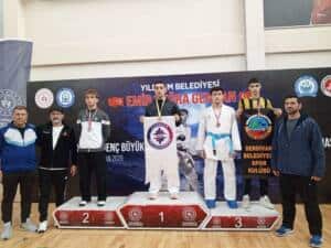 Serdivan Belediyesi Karate Takımı Bursa Şampiyonasında 6 Madalya Kazandı