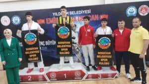 serdivanin karatecilerinden bursada madalya yagmuru 73b92781 Serdivan Belediyesi Karate Takımı Bursa Şampiyonasında 6 Madalya Kazandı